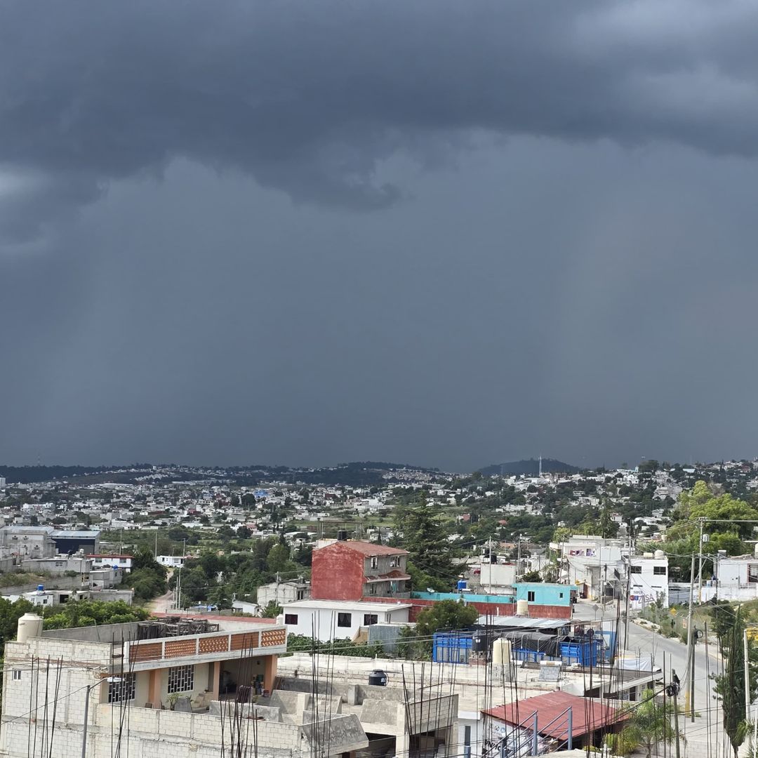 Las precipitaciones repentinas sorprendieron a transeúntes y conductores.