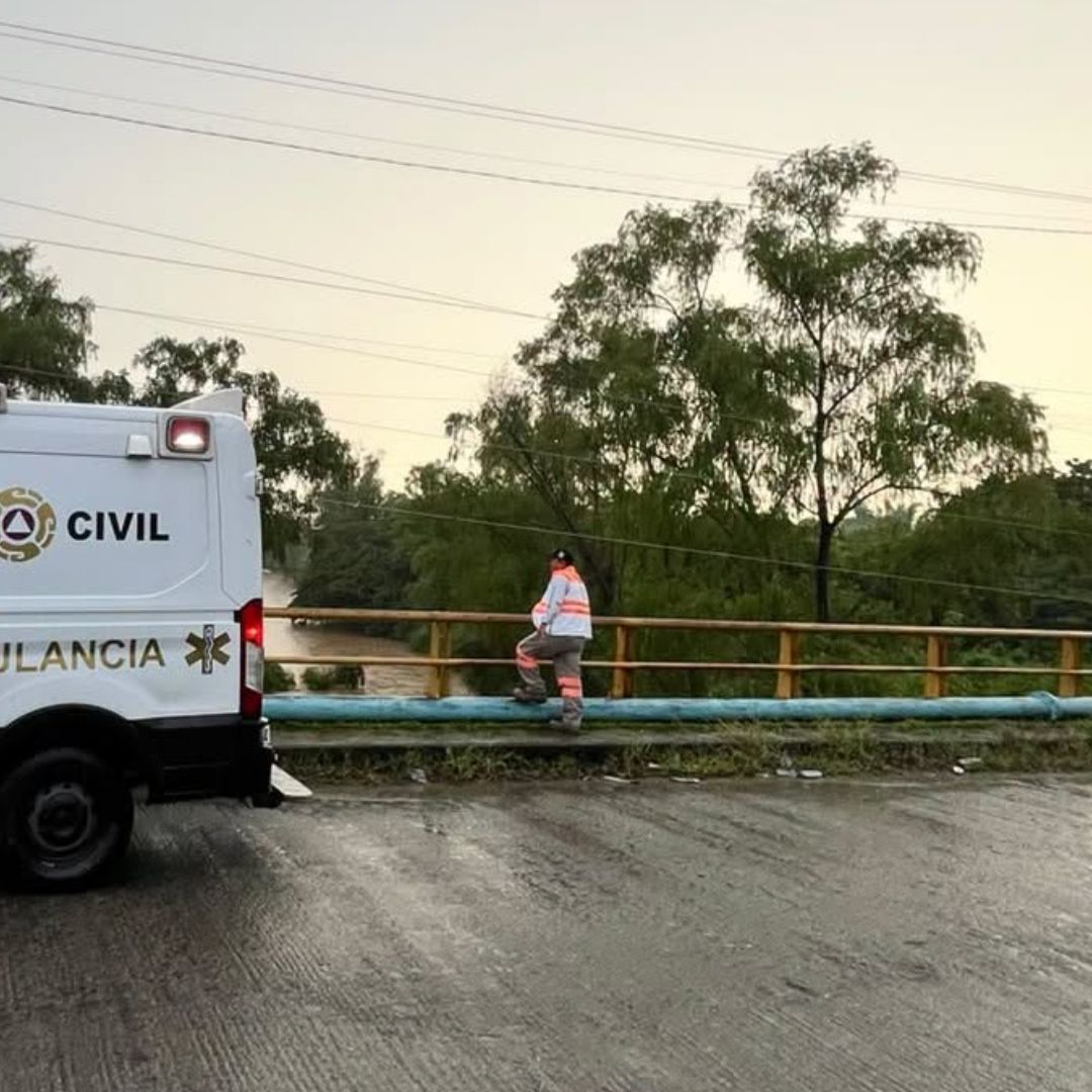 Un elementos de Protección Civil de Chiapas revisa el nivel del agua en los ríos del Soconusco