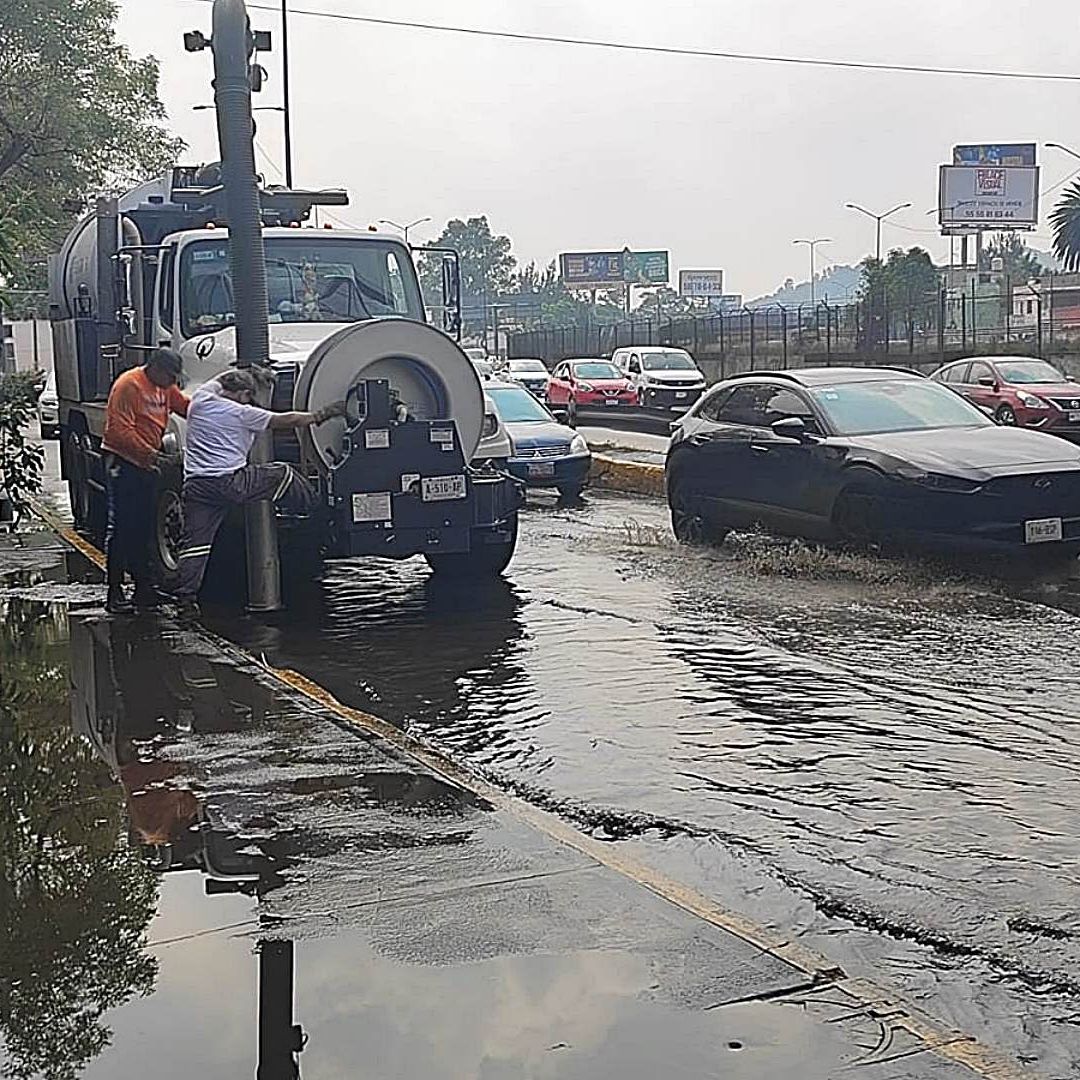 Acumulación de agua tras lluvia en Circuito Interior y Damasco, colonia Ampliación Casas Alemán, GAM, el 12 de septiembre 2026. Foto: X @SEGIAGUA