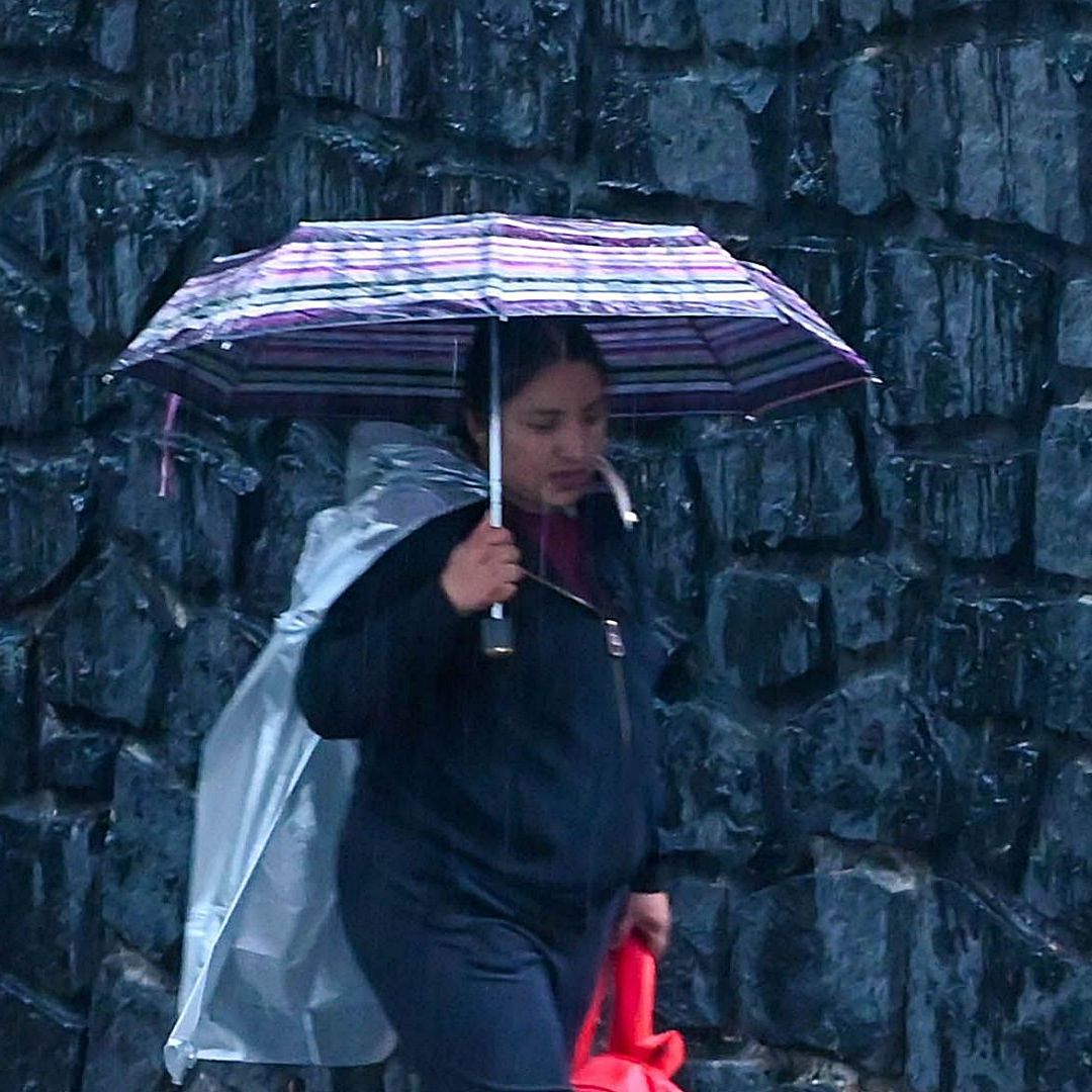 Una mujer se protege con un paraguas de la lluvia intensa en el Bosque de Chapultepec en agosto 2026. Foto: Cuartoscuro | Archivo
