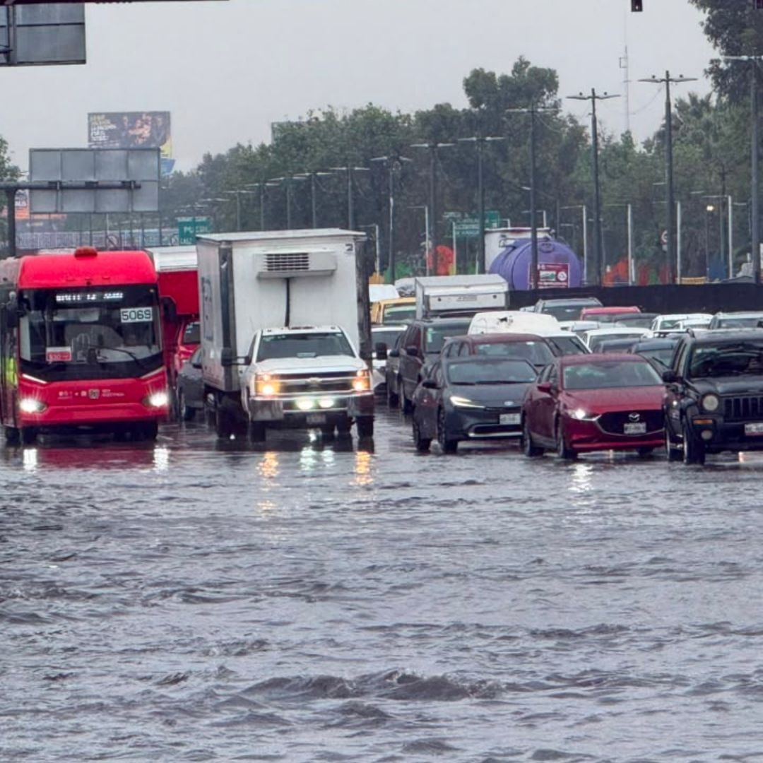 Inundación en Circuito Interior, a la altura del AICM, por lluvias el 30 de junio 2026.