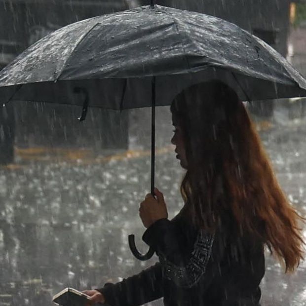 Una mujer se proteger con un paraguas ante la fuerte lluvia en CDMX el 1 de octubre 2026. Foto: Cuartoscuro