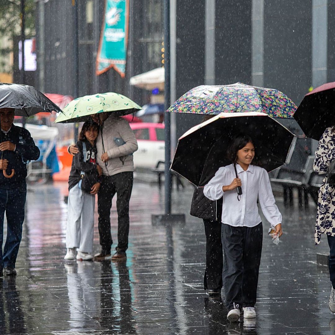 Personas se protegen de la fuerte lluvia en la CDMX el 4 de octubre 2026. Foto: Cuartoscuro