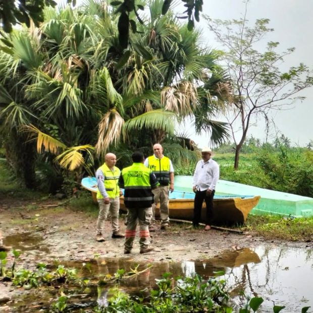 Elementos de Protección Civil de Oaxaca revisan un cauce en Santa María Tonameca