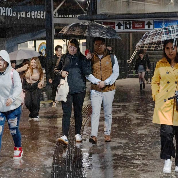 Habitantes de la CDMX se protegen de las fuertes lluvias en la capital mexicana