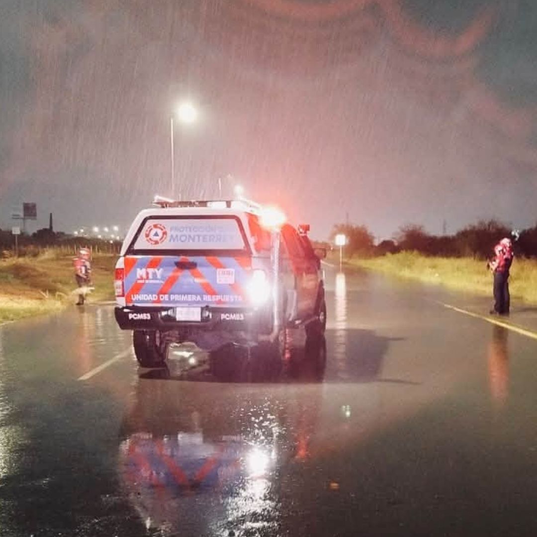 Protección Civil de Monterrey vigila vialidades ante las fuertes lluvias