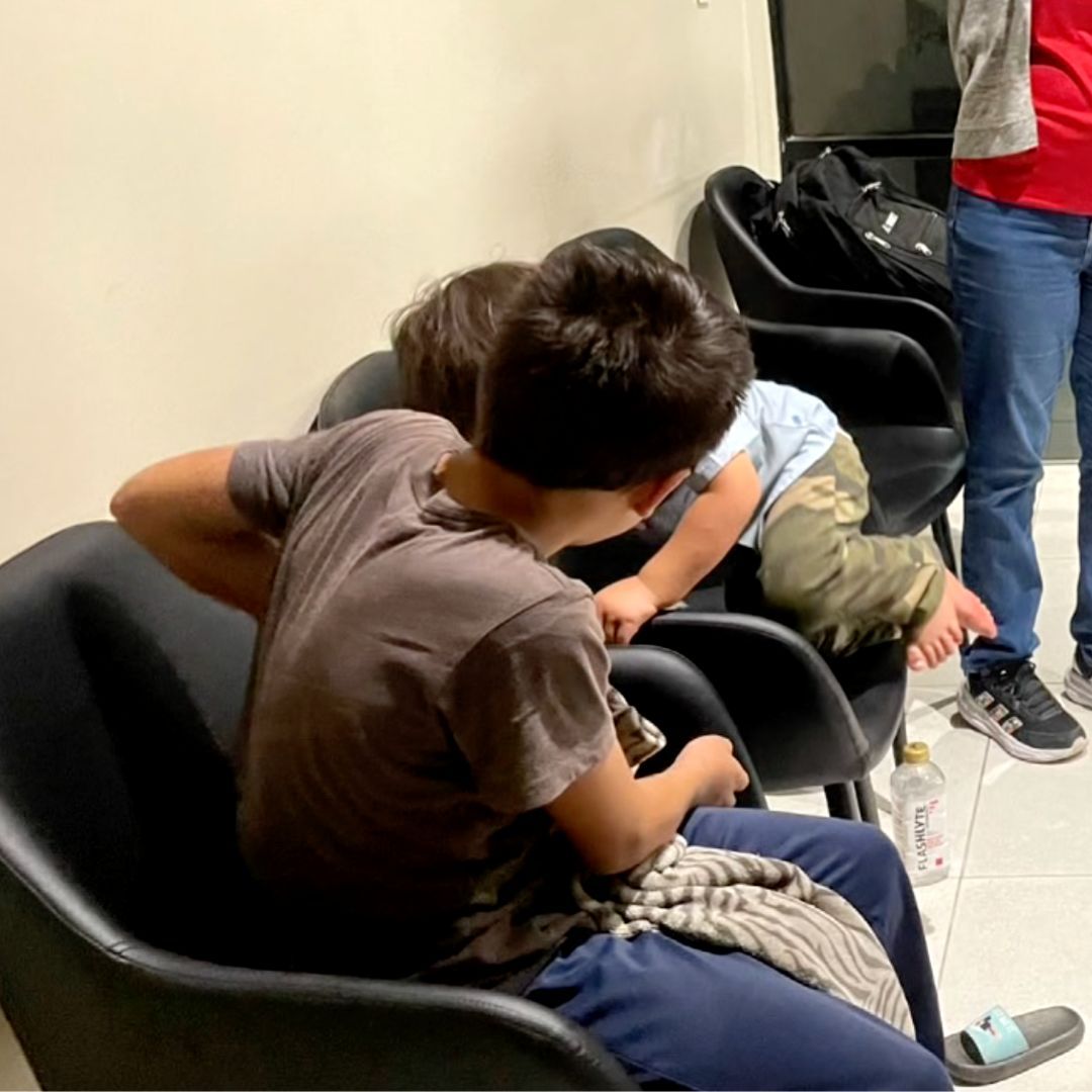 Menores abandonados en estacionamiento