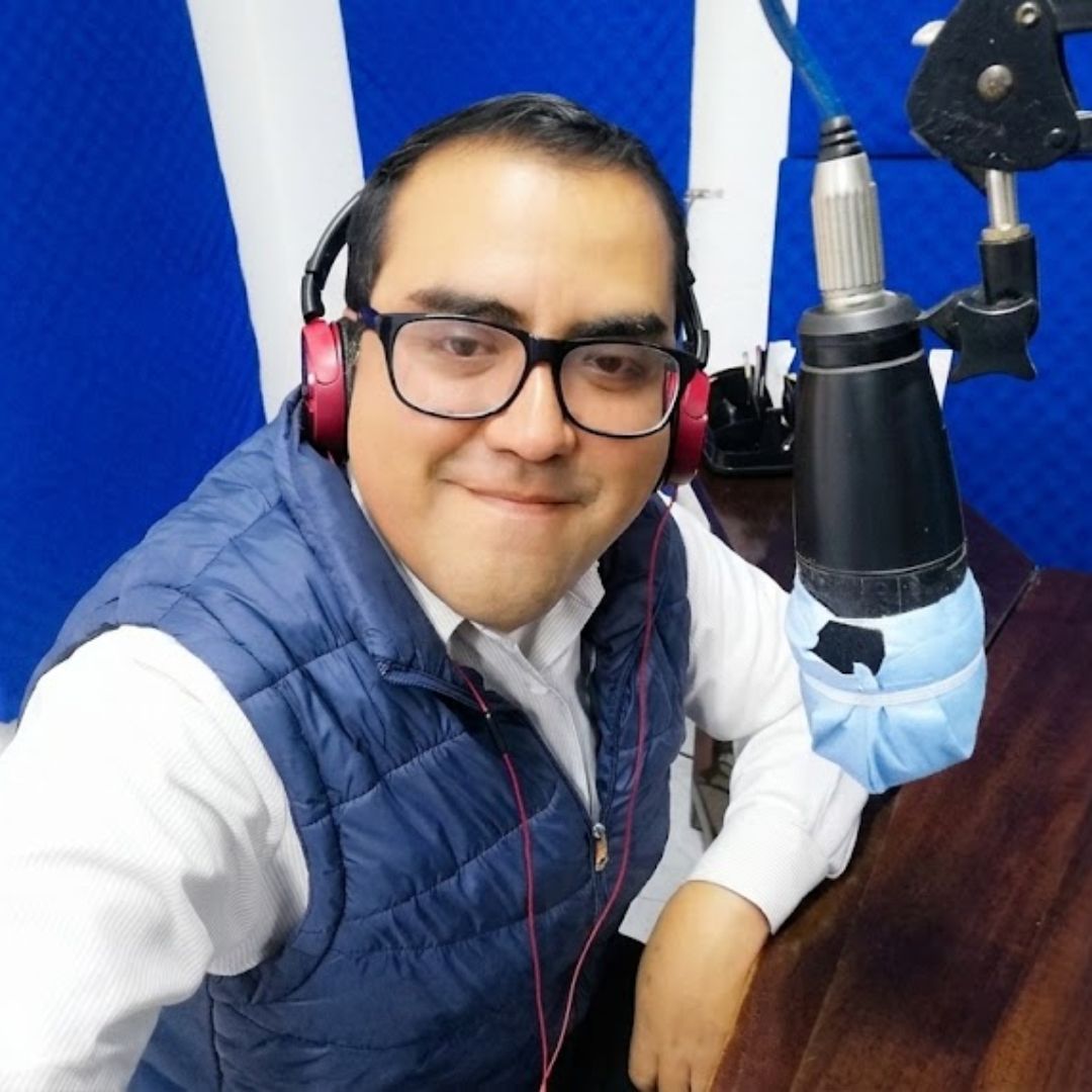 Iván Michel Atilano es locutor de Radio Evolución 98.5 FM en Oaxaca