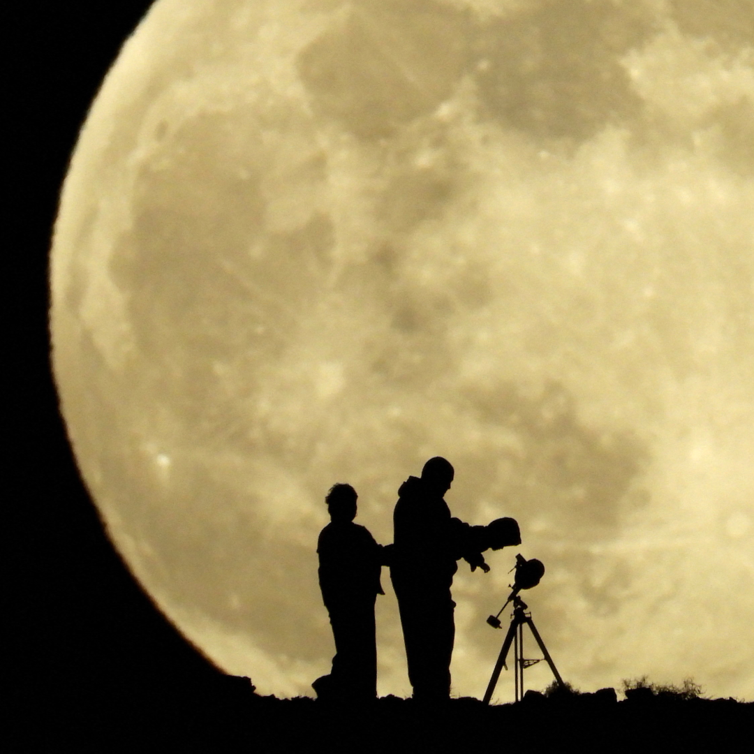 Familia admira la Luna con telescopio