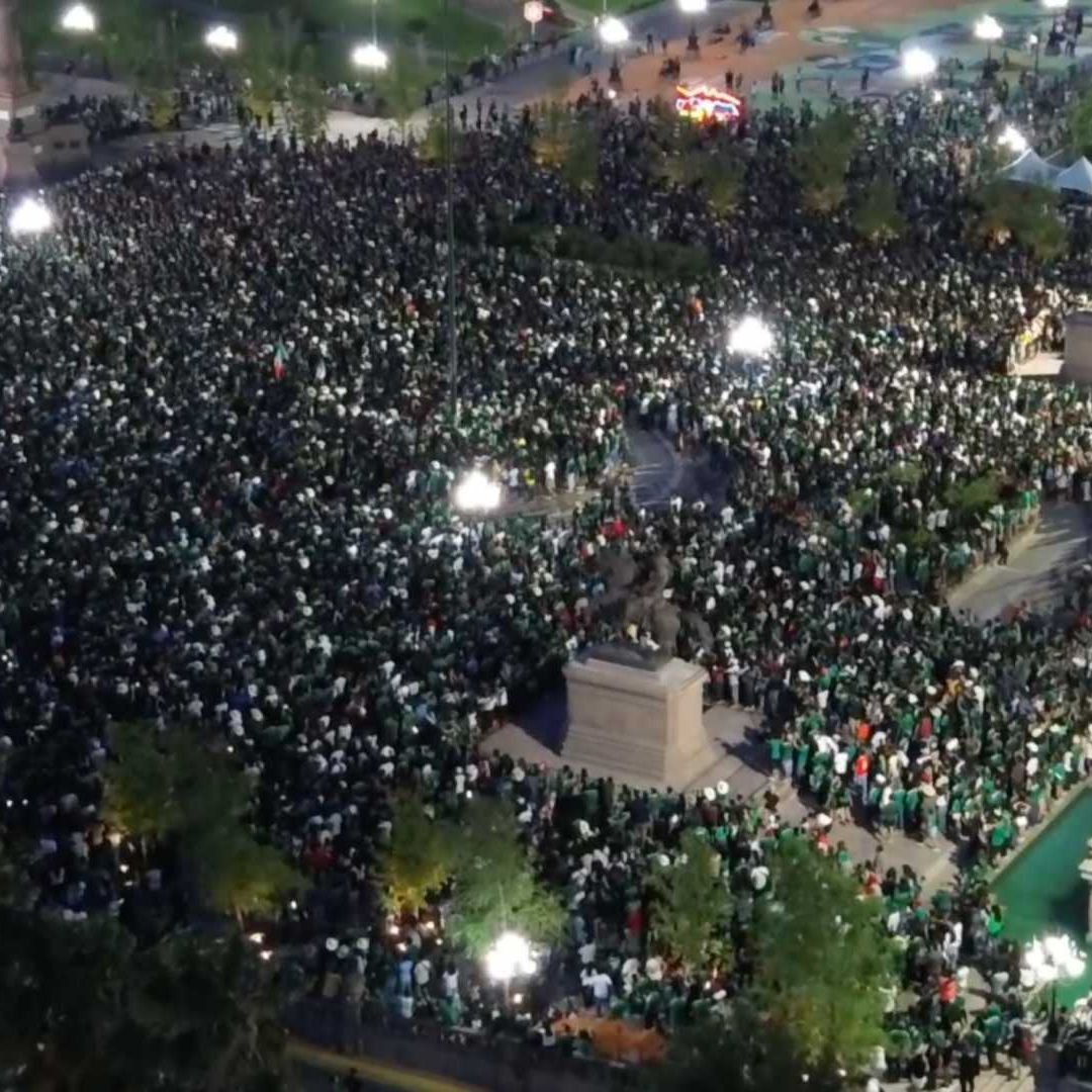Aficionados Celebran el Triunfo de la Selección Mexicana en Monterrey