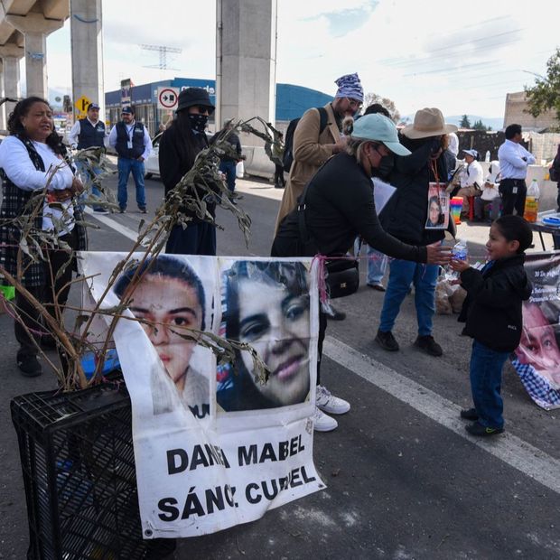 Madres buscadoras en bloqueo en la Autopista México-Toluca