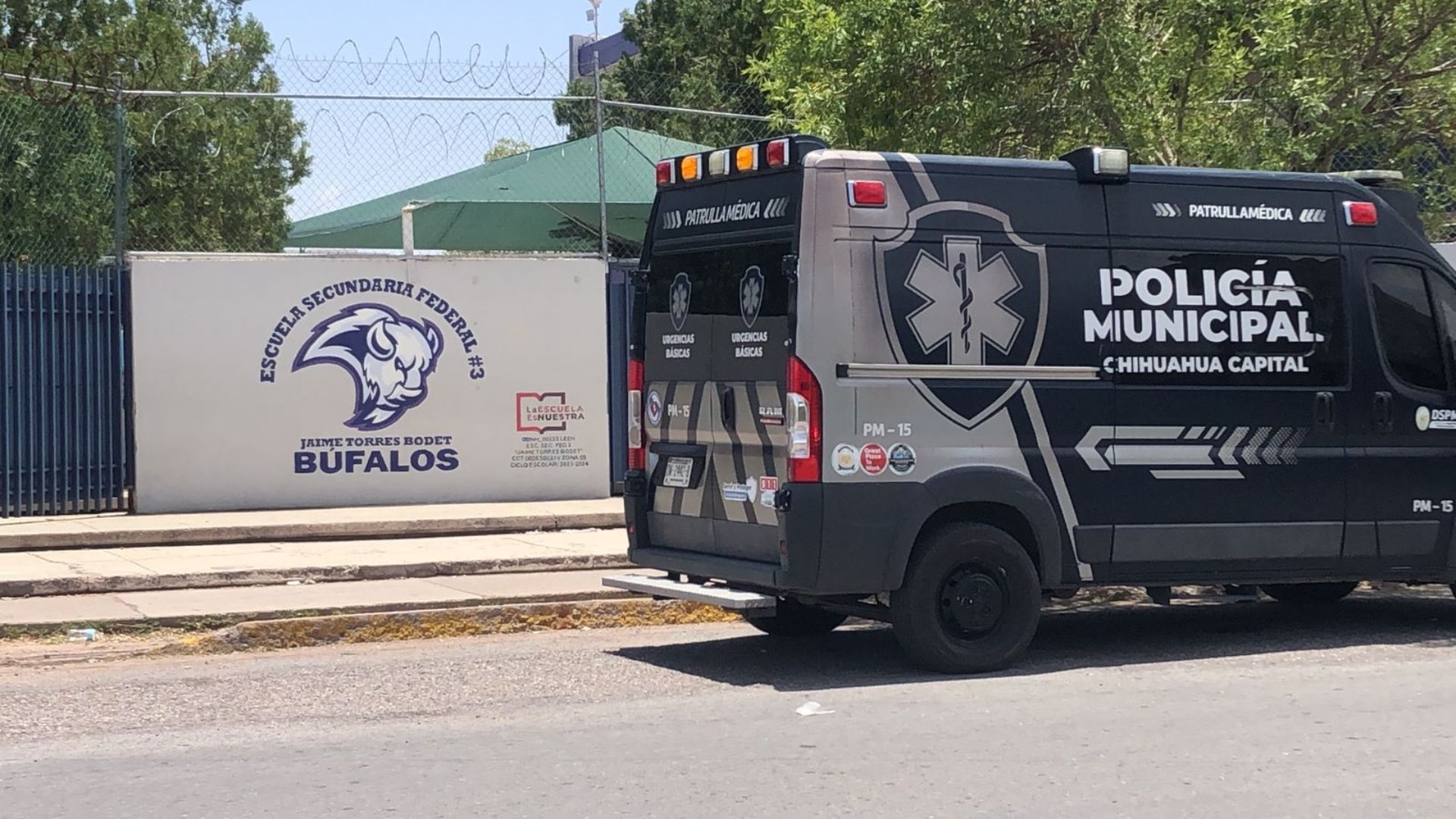 ambulancia afuera de escuela