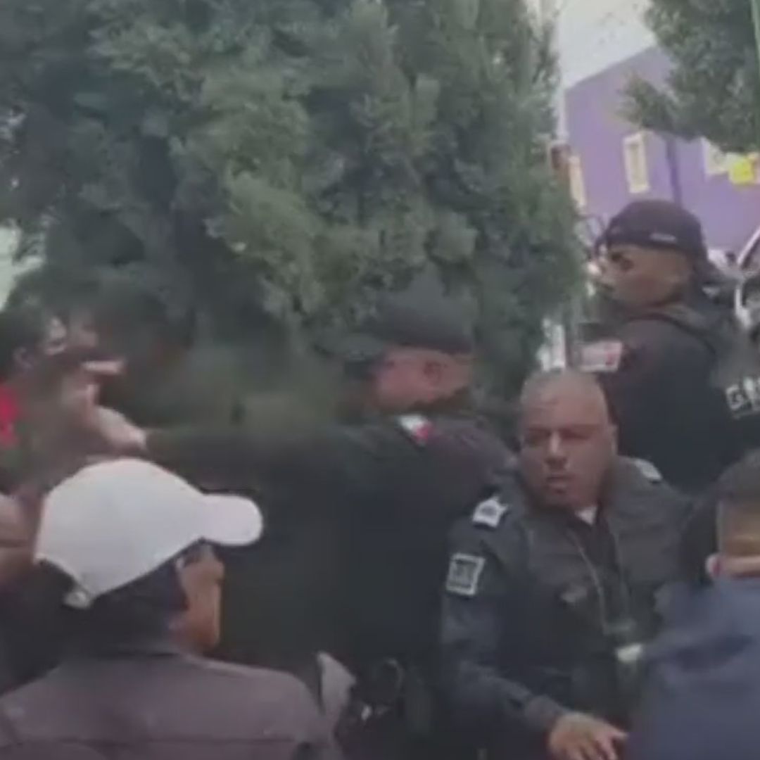 Enfrentamiento de policías con padres y maestros en escuela de Ixtapaluca.