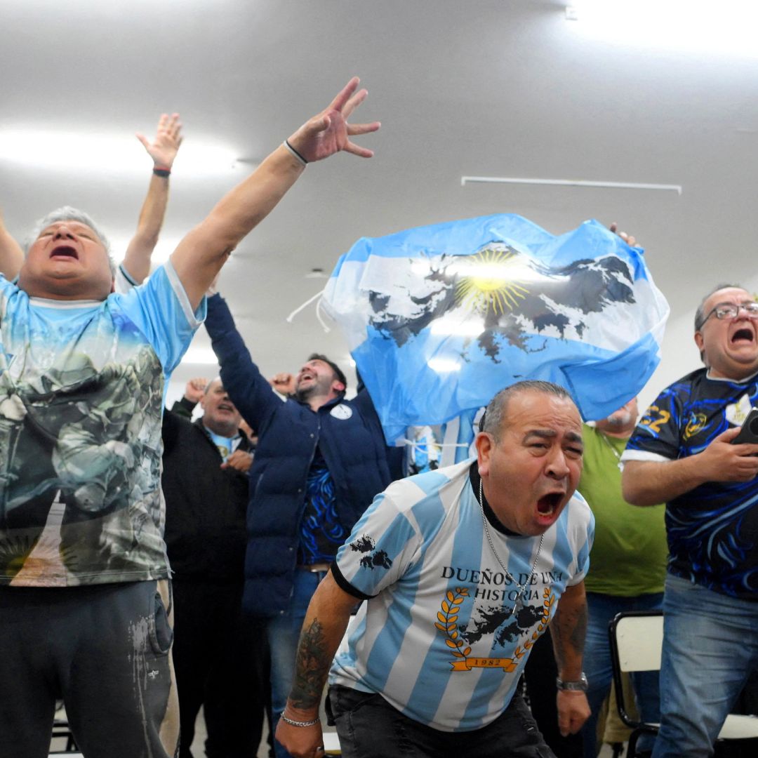 Veteranos argentinos de la Guerra de las Malvinas celebran la victoria de 'La Albiceleste' sobre Inglaterra