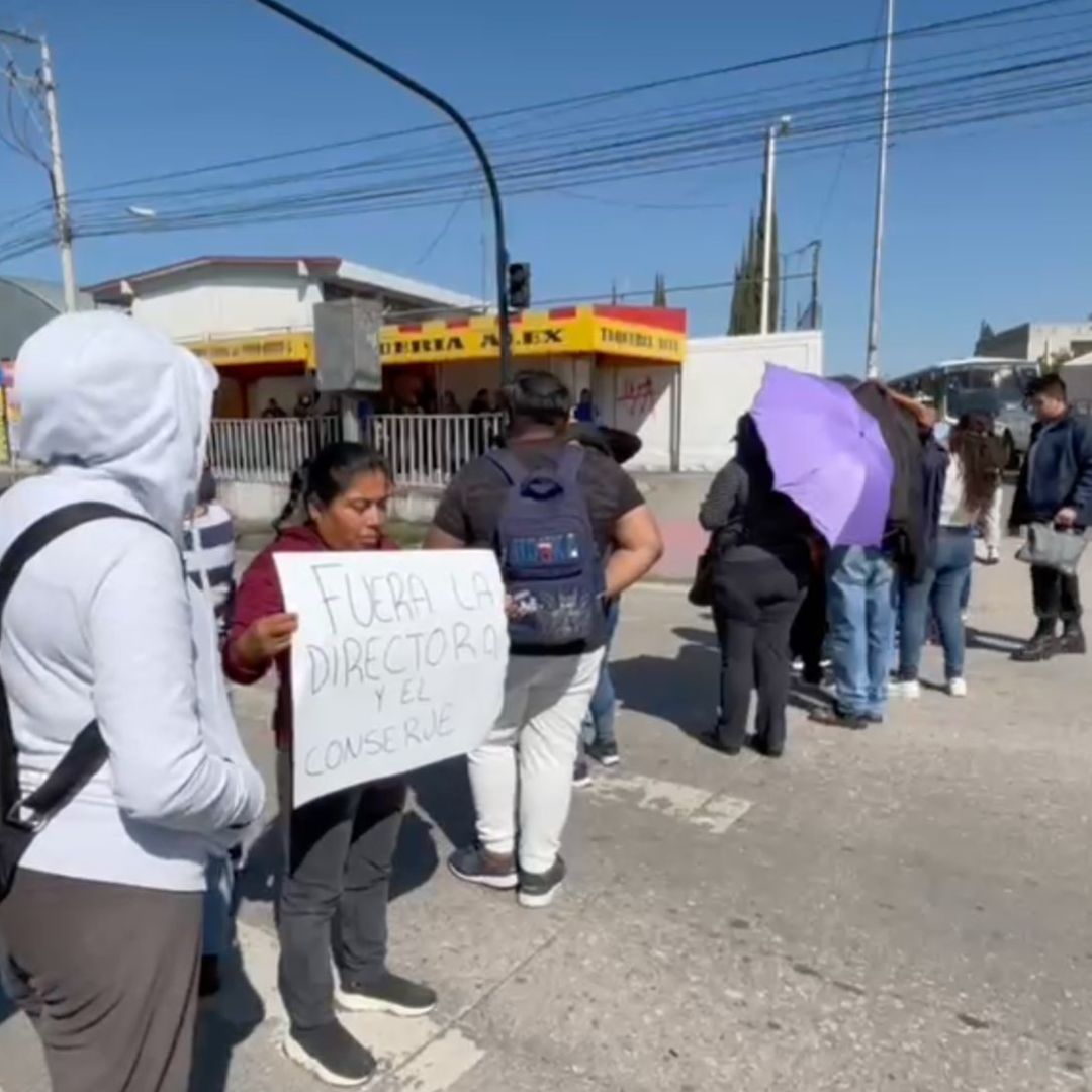Manifestación 11 Sur Cerrada Conserje Espía Alumnas Acoso Primaria María del Rosario Graciela Puebla