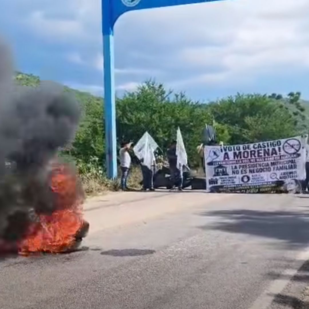 Un grupo de personas cerró el paso total a la circulación.