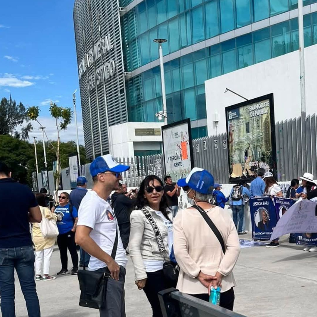Manifestación en FGE Puebla por personas arrestadas injustamente.