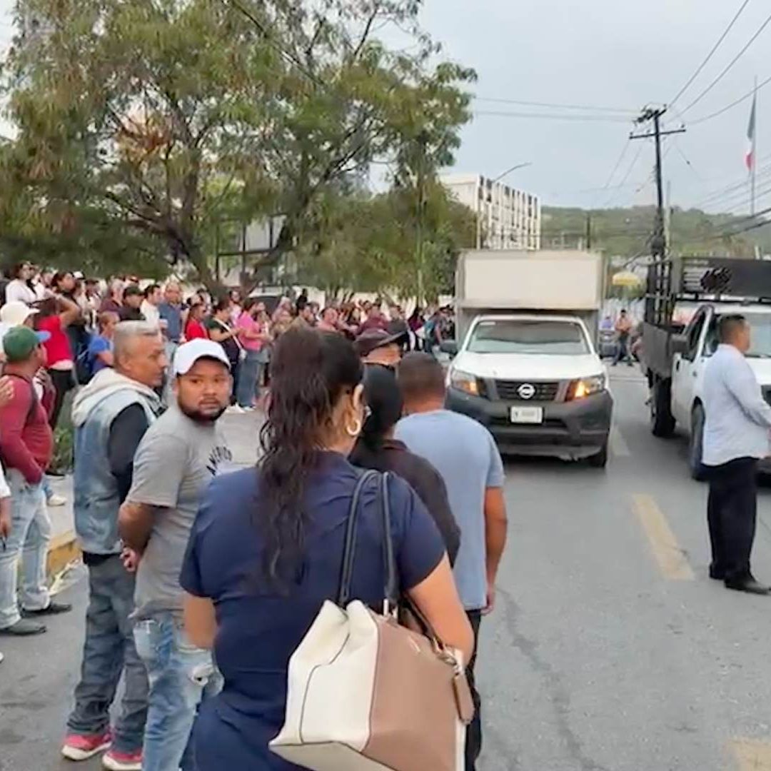 Vecinos de García se manifiesta en Agua y Drenaje de Monterrey