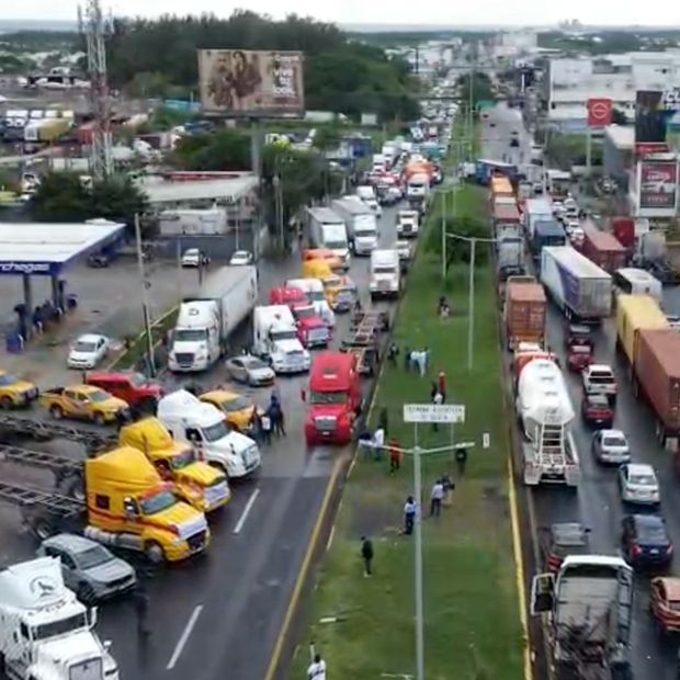 Transportistas de carga pesada en Veracruz se movilizan por mayor seguridad y mejores carreteras