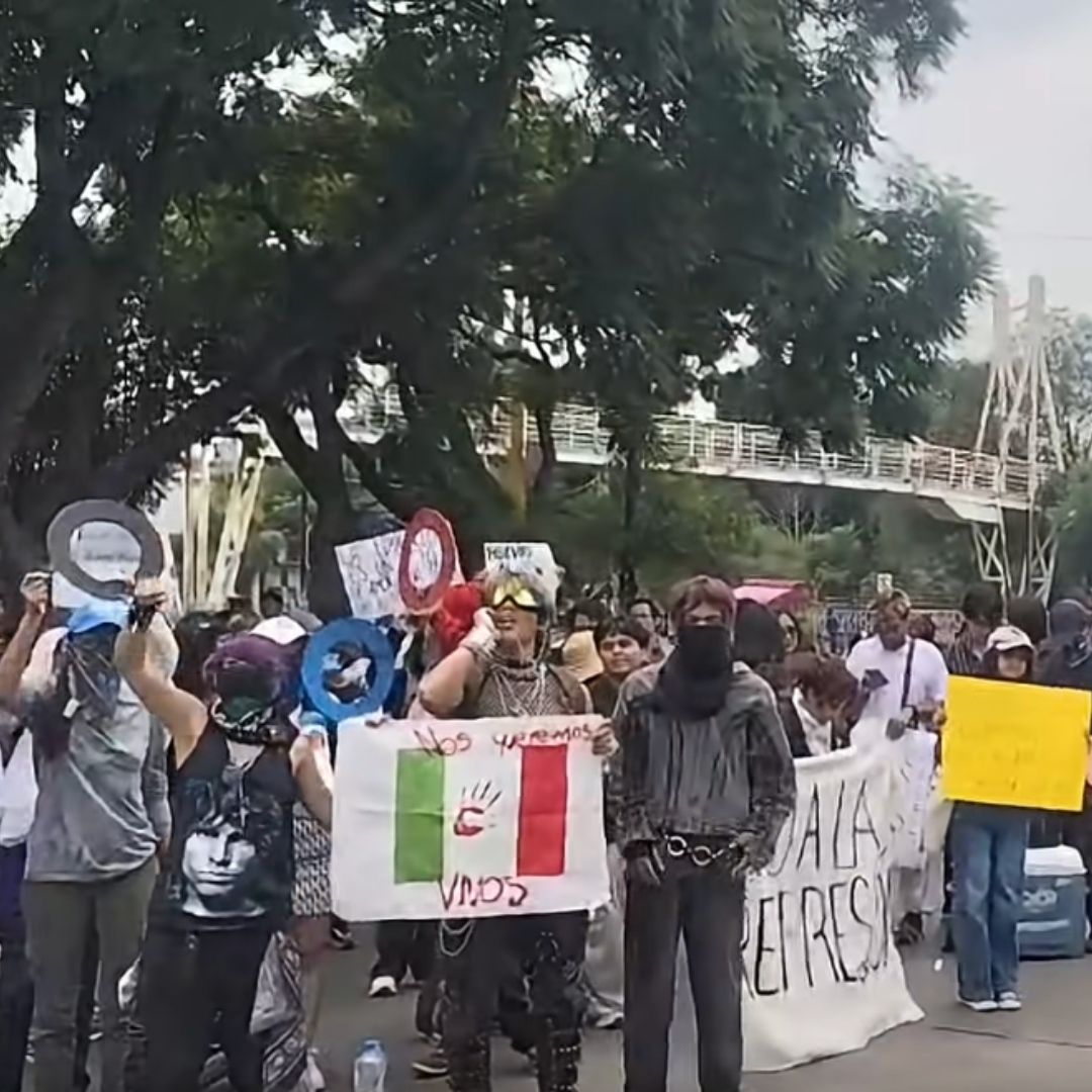 Manifestación de estudiantes en Fiscalía General del Estado de Puebla.