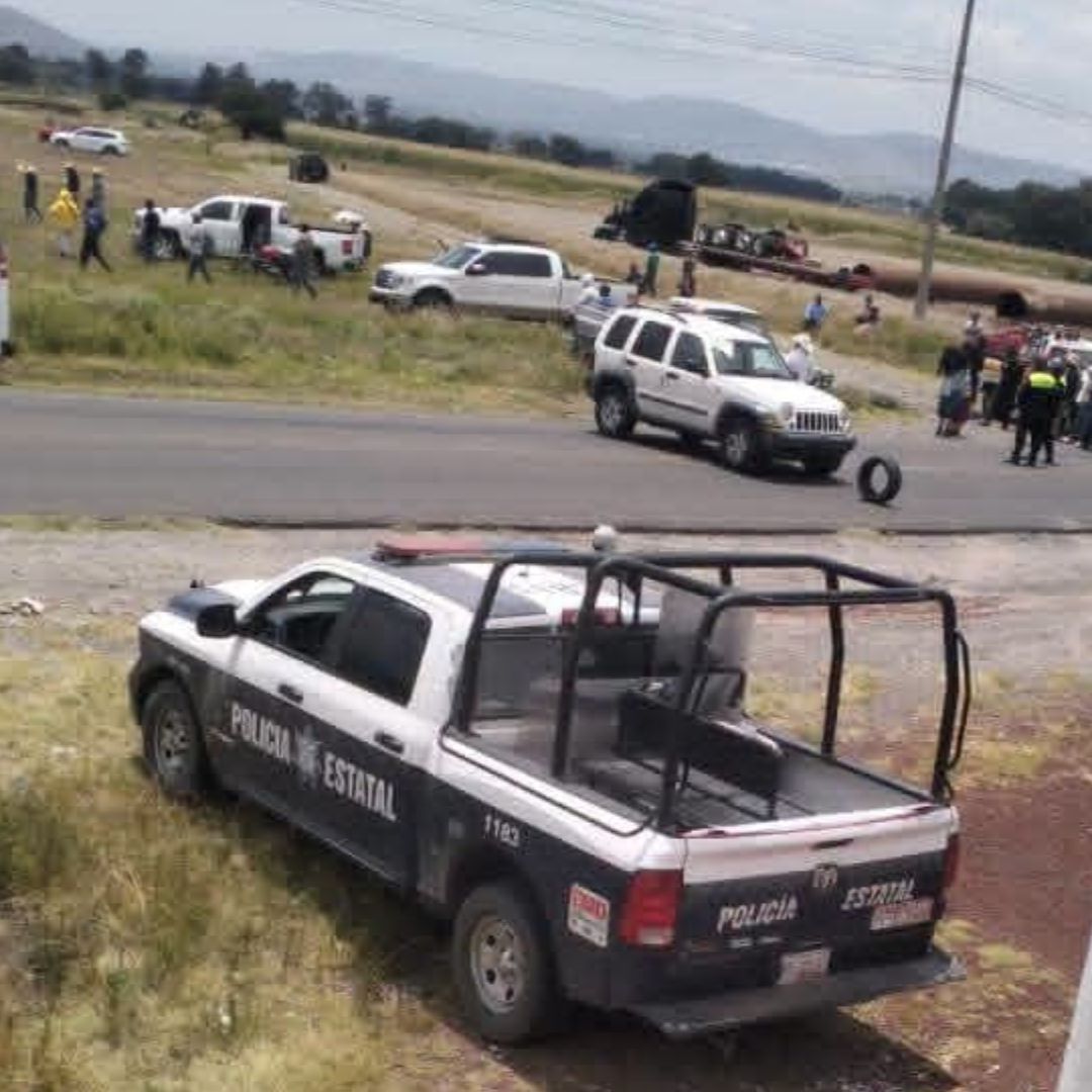 Manifestación  por disputa de terrenos en la entrada de Acajete, Puebla.