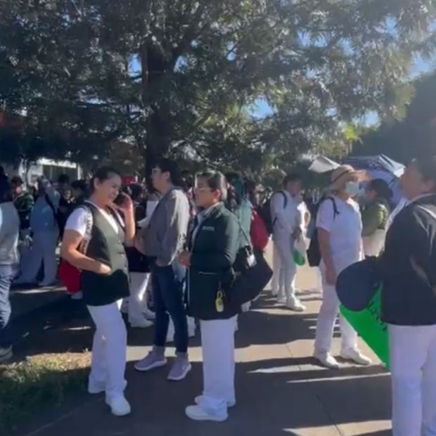 Manifestación de trabajadores del IMSS-Bienestar en Puebla por falta de médicamentos.