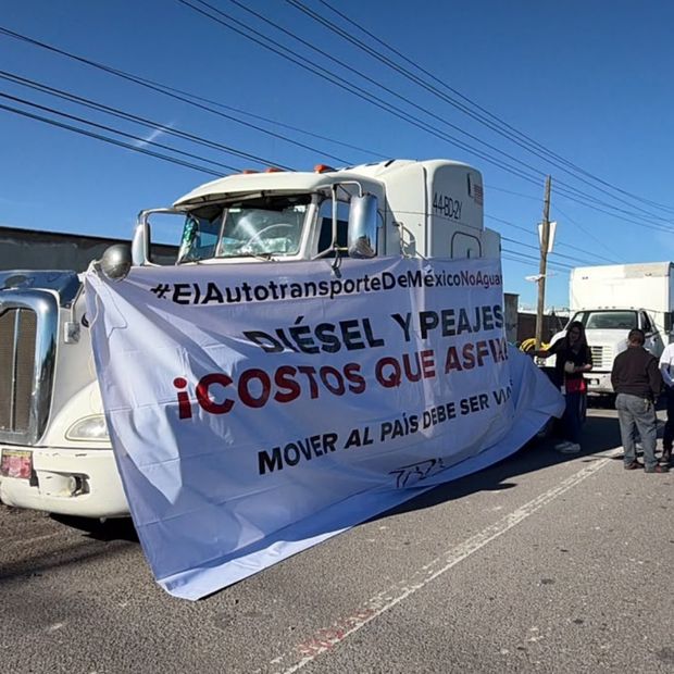 Manifestación de transportistas de Canacar en la autopista Puebla-Córdoba.