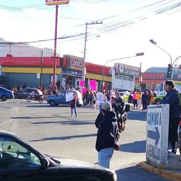 Protesta sobre el Boulevard Vaslequillo de Puebla provoca tráfico lento.