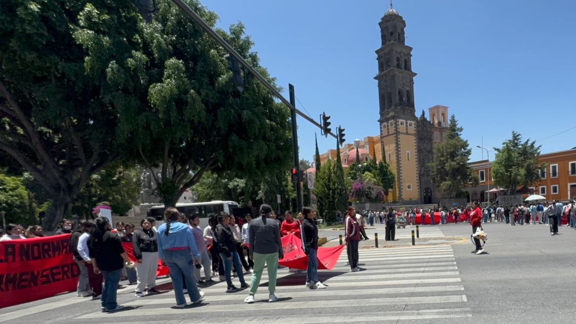 Manifestación de estudiantes a Casa Aguayo de Puebla