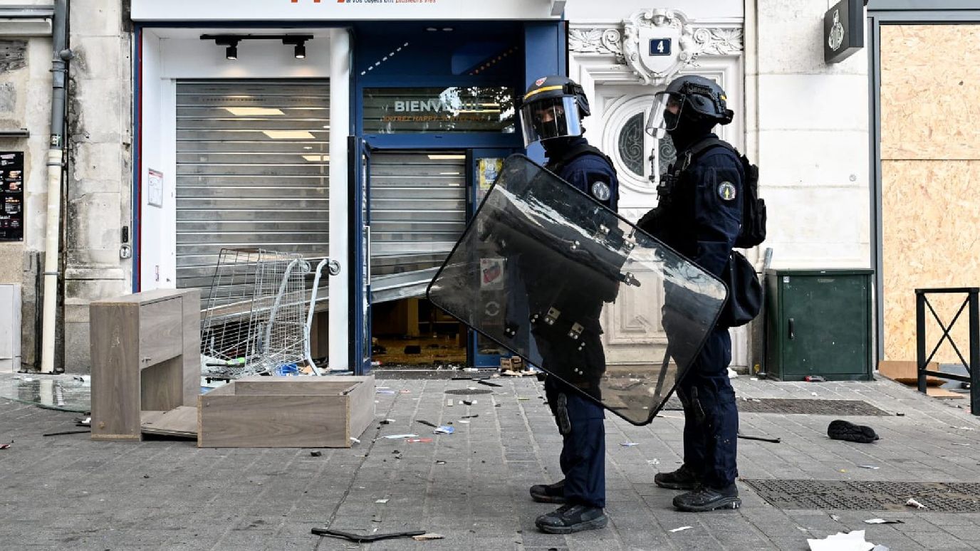 Manifestante Pierde la Mano tras Explosión de Granada durante Protesta en Francia