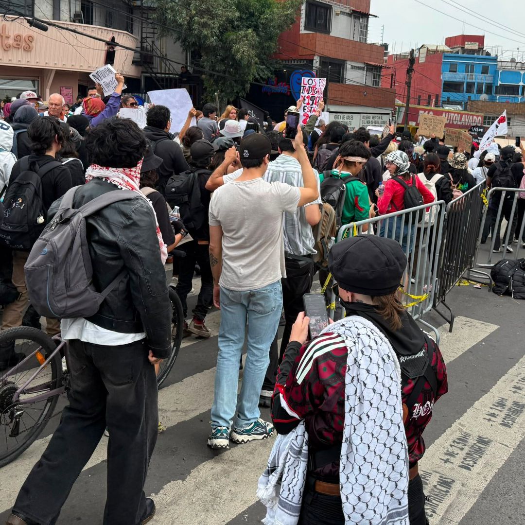 Manifestantes Se Dirigen al Estadio Sede CDMX por Avenida del Imán
