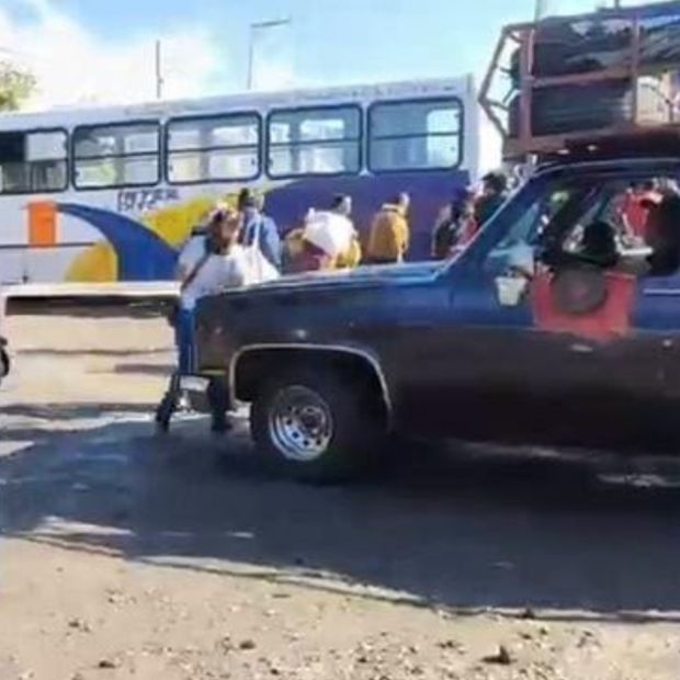 Habitantes bloquean carretera para exigir cumplimiento de obras