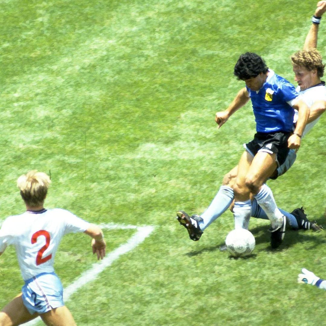 Maradona anota su segundo gol en los cuartos de final del Mundial México 1986