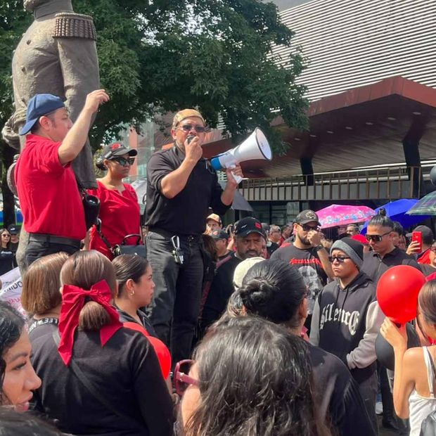 Trabajadores del IMSS e ISSSTE protestan en Xalapa por salarios y condiciones laborales.