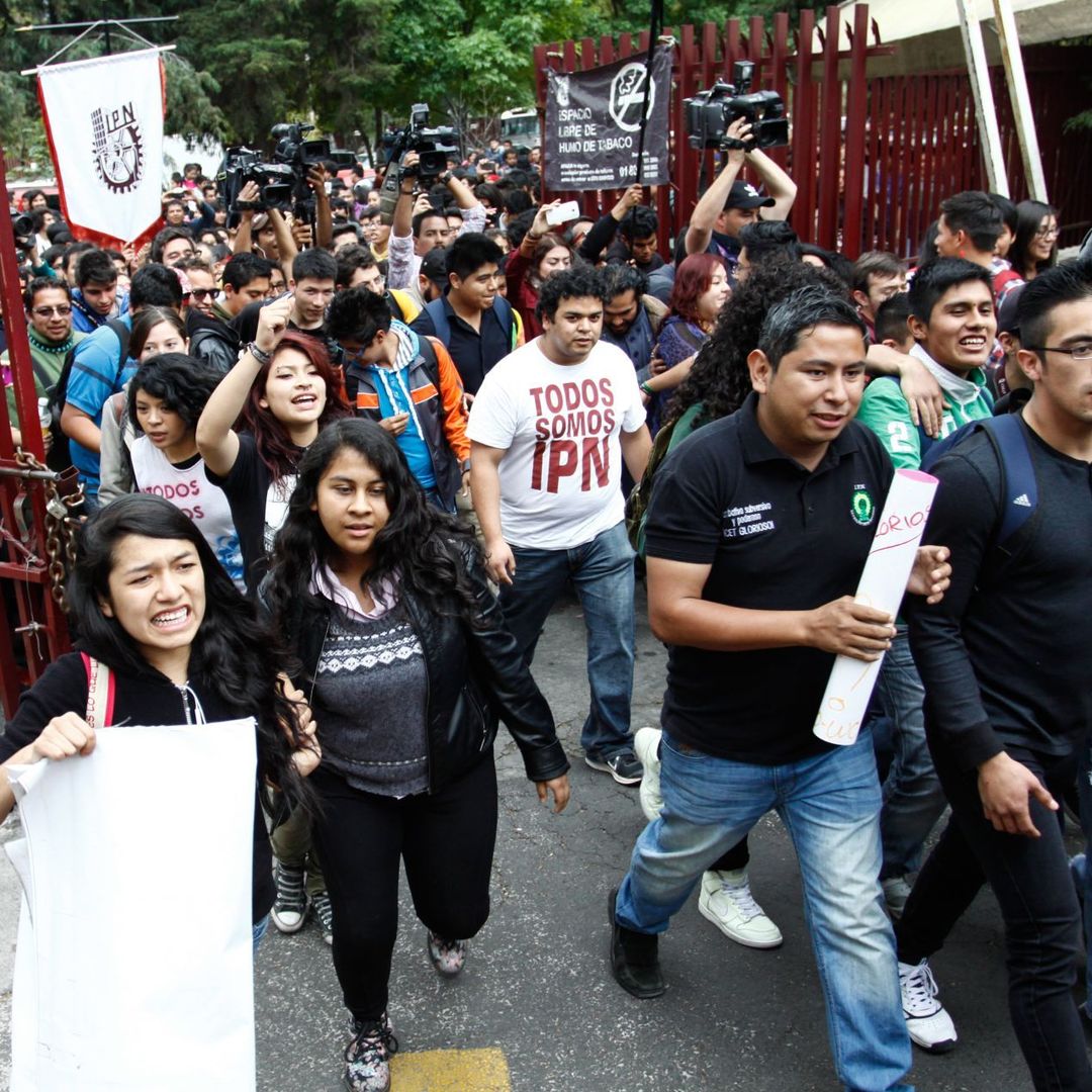 Estudiantes del IPN realizan una marcha