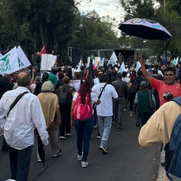 Marcha de trabajadores del IMSS.
