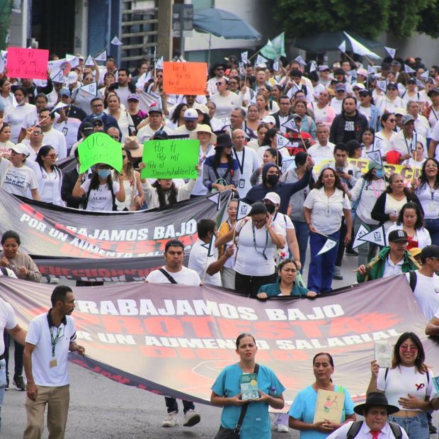 Trabajadores del IMSS marchan en Cuernavaca, Morelos.
