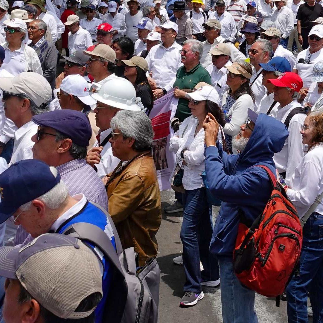 Protesta de jubilados de CFE y Pemex en CDMX en abril 2026