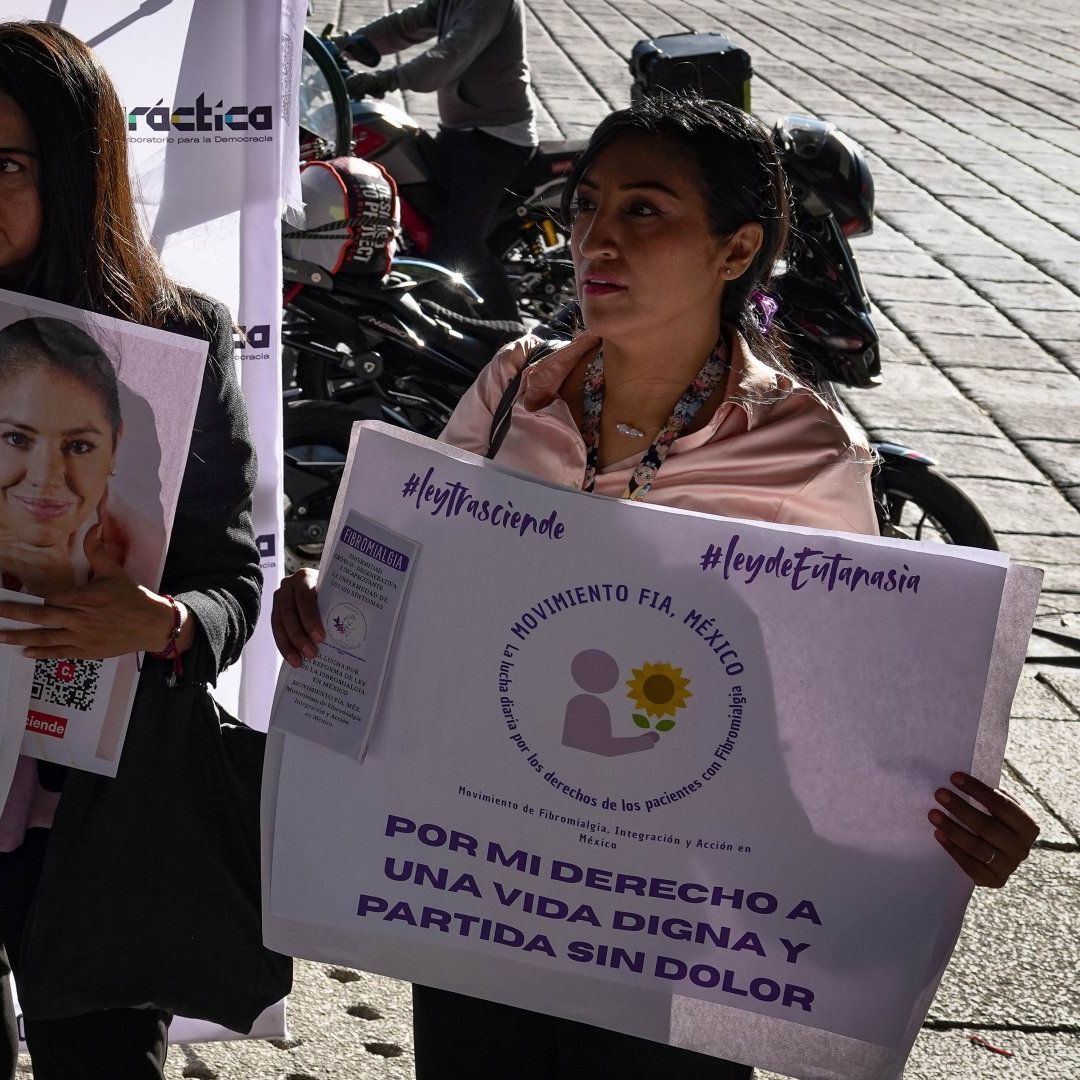 Personas sostienen carteles durante protesta en demanda de aprobación de ley por una muerte digna, en CDMX
