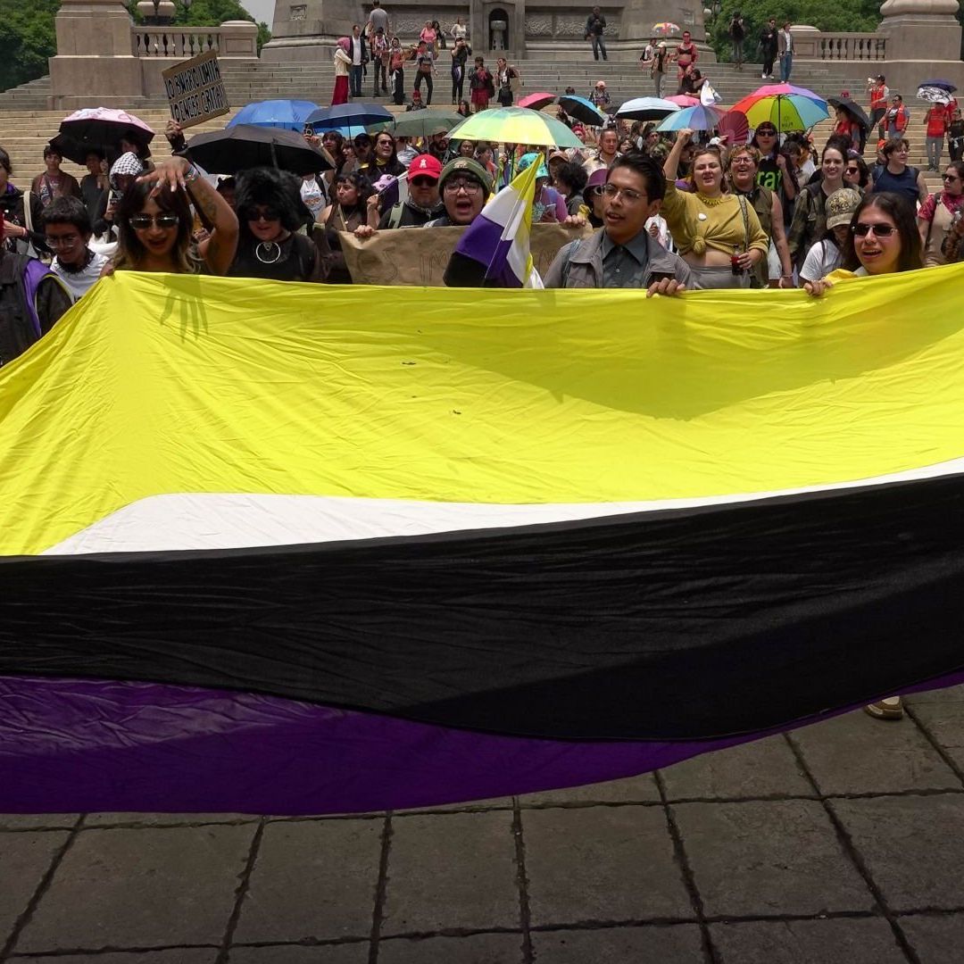 Integrantes de la comunidad no binaria realizaron un mitin en la CDMX. Foto: Cuartoscuro | Archivo