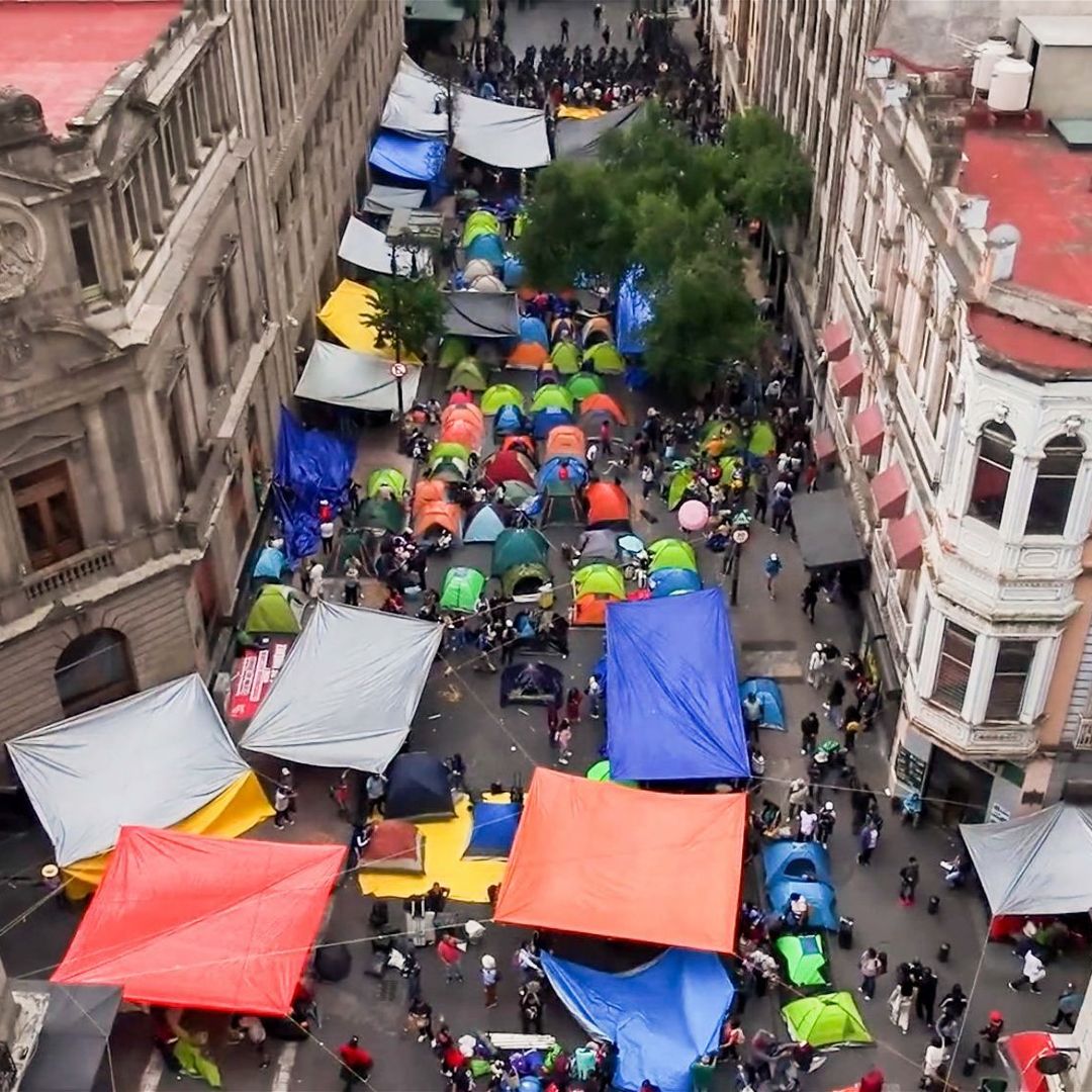 Maestros de la CNTE mantienen un campamento en la calle 5 de mayo de la CDMX.