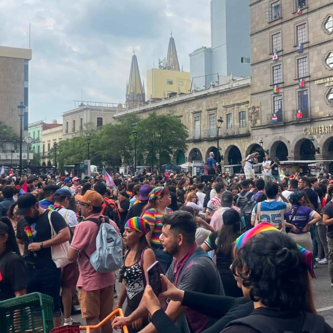 Miles de personas se reúnen para participar en el Pride 2026