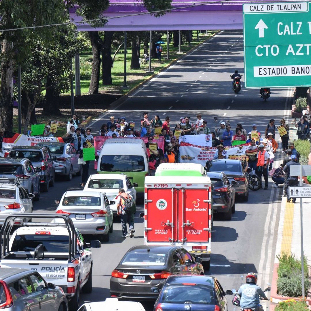 La Unión de Trabajadores del Instituto de Educación Media Superior (SUTIEMS) se manifestaron y bloquearon la Calzada de Tlalpan.