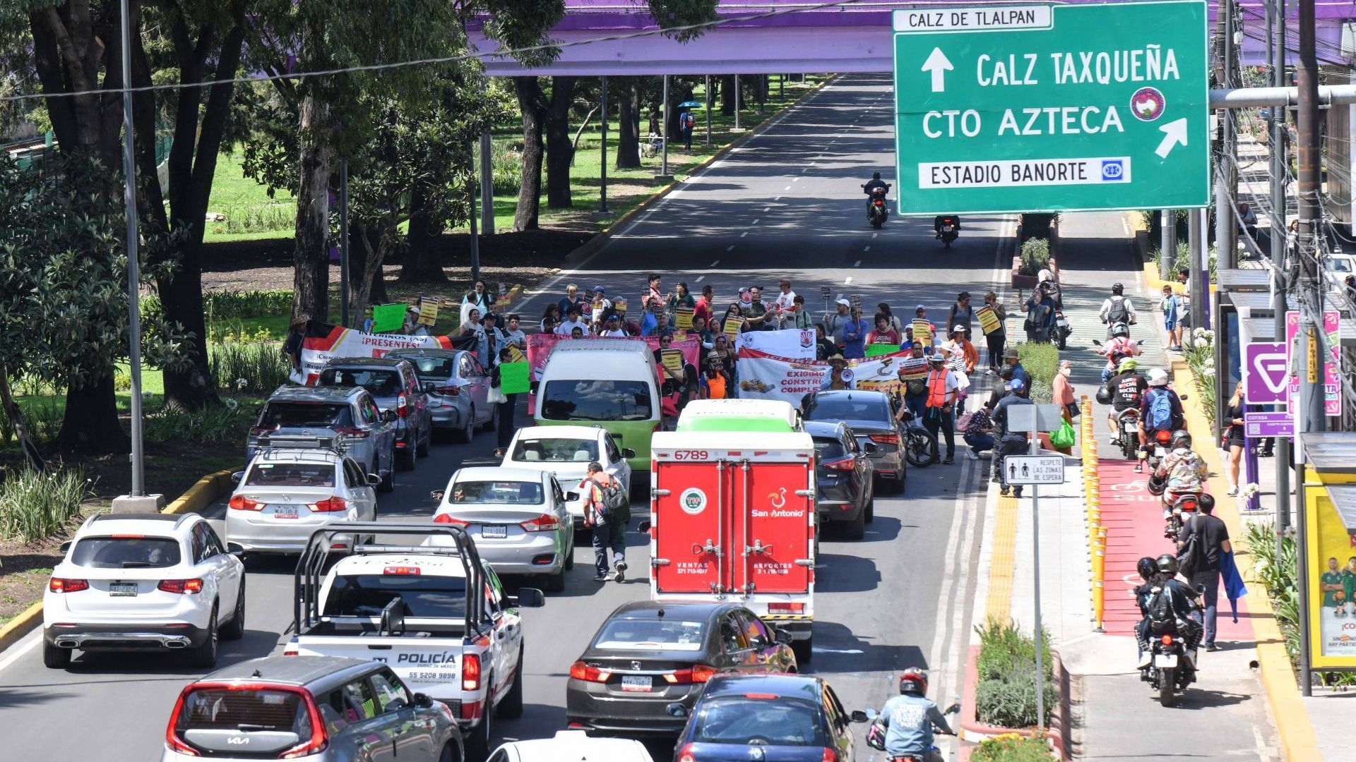 La Unión de Trabajadores del Instituto de Educación Media Superior (SUTIEMS) se manifestaron y bloquearon la Calzada de Tlalpan.