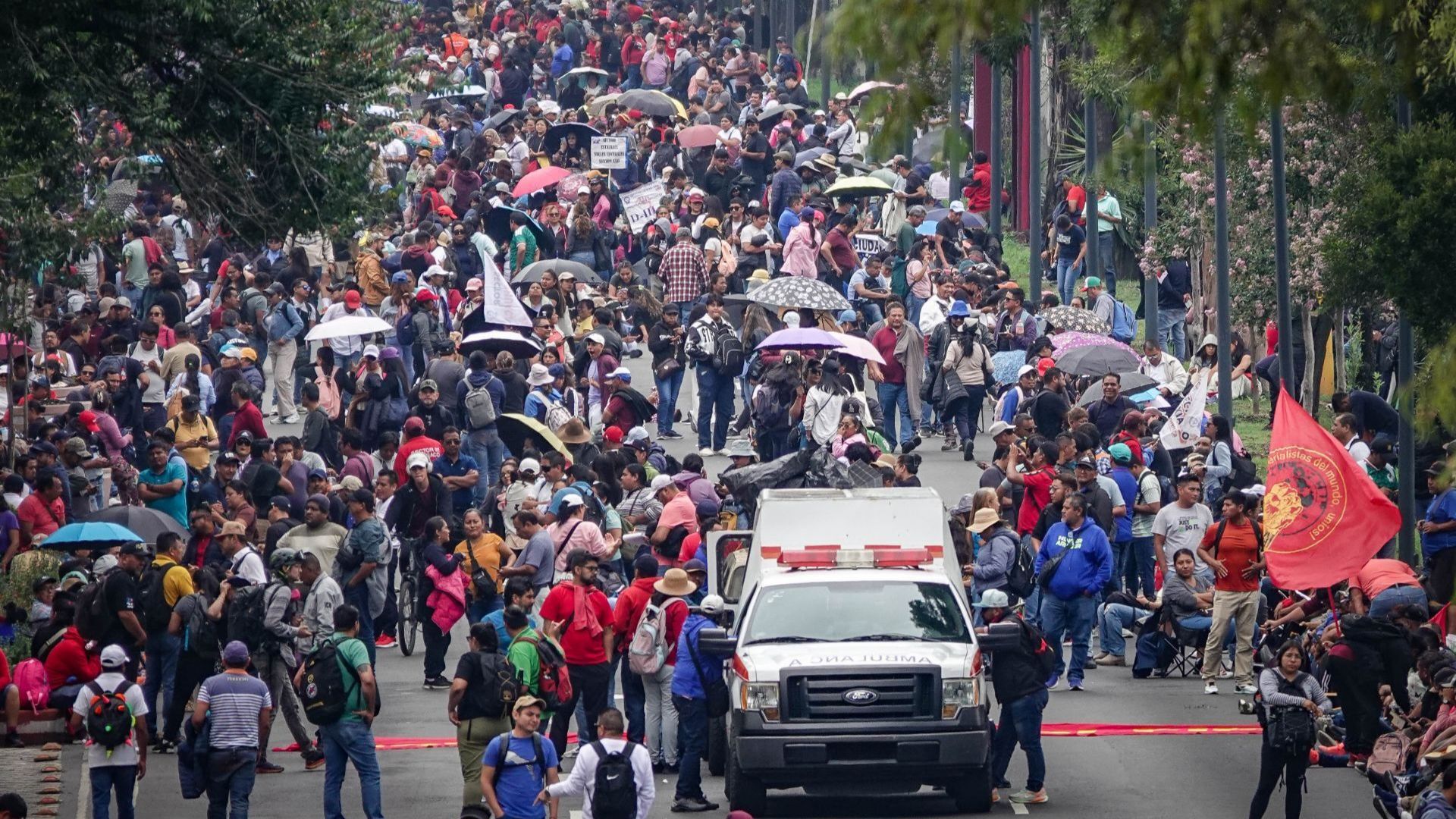 Integrantes de la CNTE marchan en la CDMX