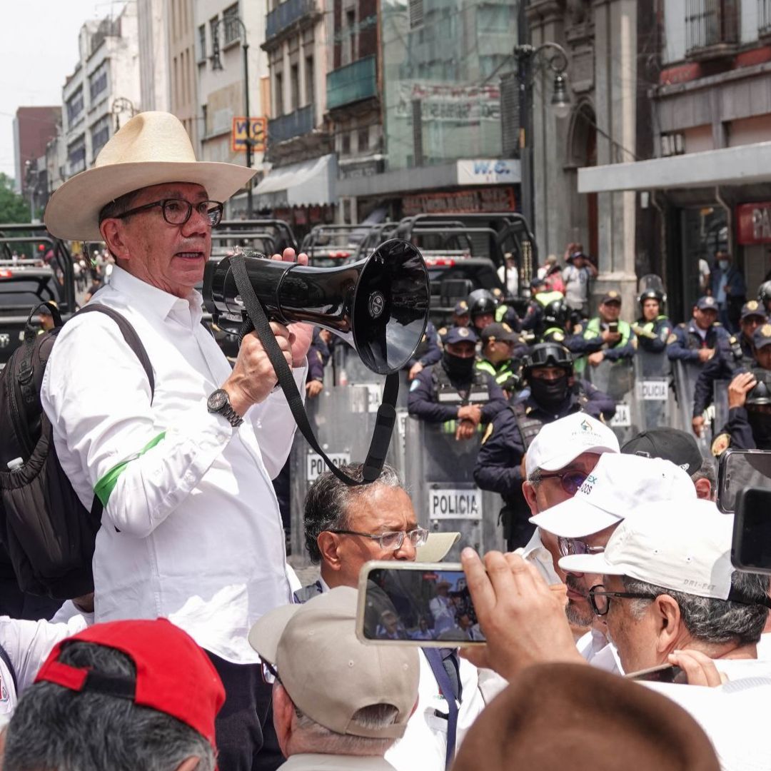 Un hombre habla desde un megáfono durante marcha en la CDMX
