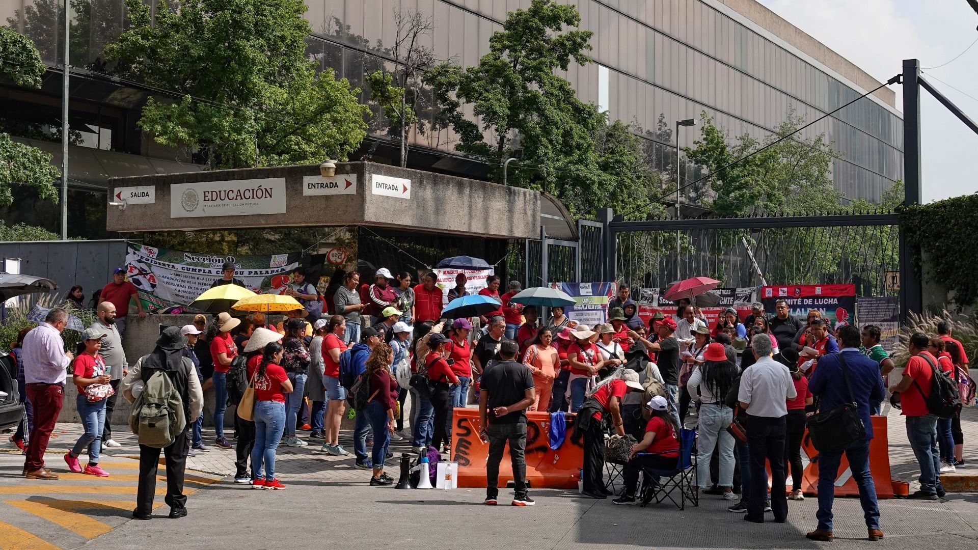 Integrantes de la CNTE se ubican frente a las oficinas de la SEP