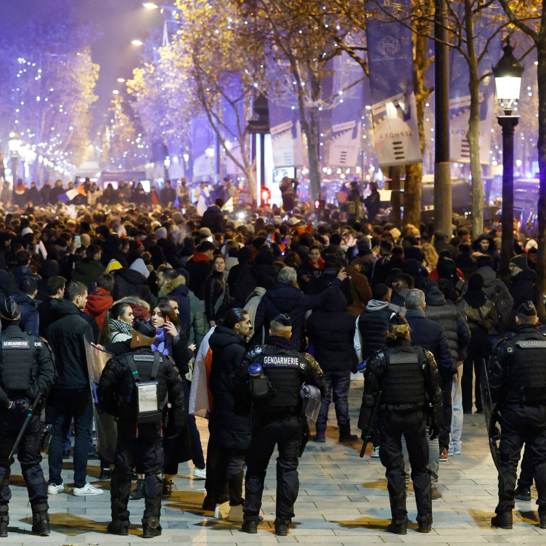 Policías antidisturbios franceses vigilan los festejos tras la victoria de la selección 2-0 ante Marruecos, en 2022