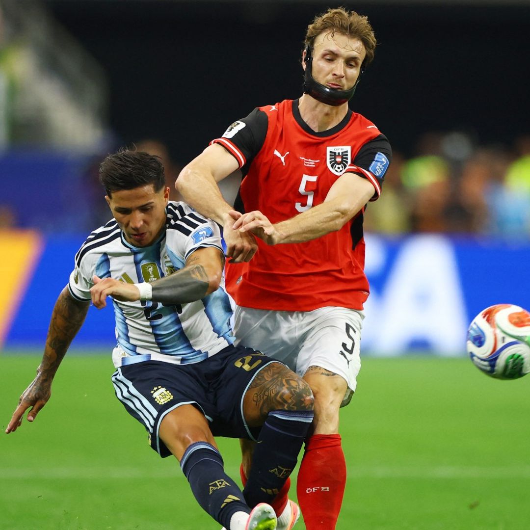 Enzo Fernández, de Argentina, disputa el balón con Stefan Posch, de Austria, durante el partido del Grupo J del Mundial. Foto: Reuters