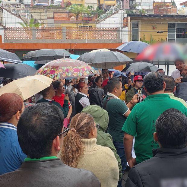 Médicos se Manifiestan en IMSS de Xalapa; Piden Aumento Salarial